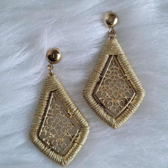 NWT Women's Jewelry Gold Diamond Shape Hanging Drop Earrings - Picture 2 of 5